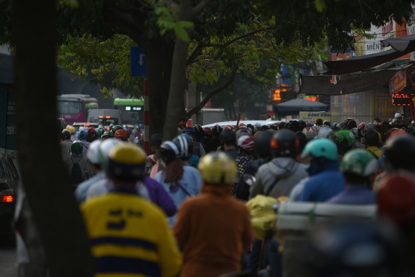 Đường phố Hà Nội ùn tắc kéo dài trước ngày nghỉ lễ giỗ Tổ Hùng Vương