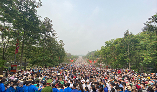 Đền Hùng đông kín khi hàng trăm nghìn người đổ về dự Quốc lễ