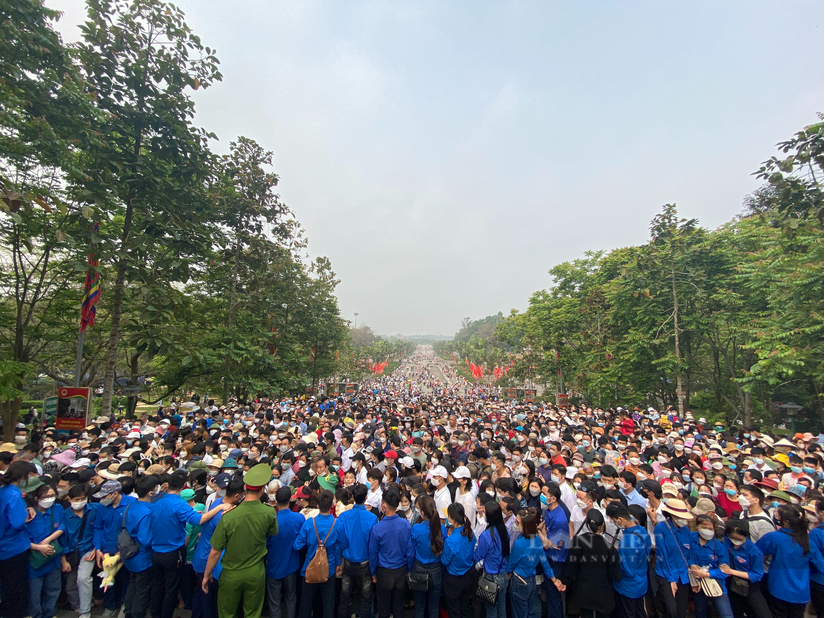 Đền Hùng đông kín khi hàng trăm nghìn người đổ về dự Quốc lễ