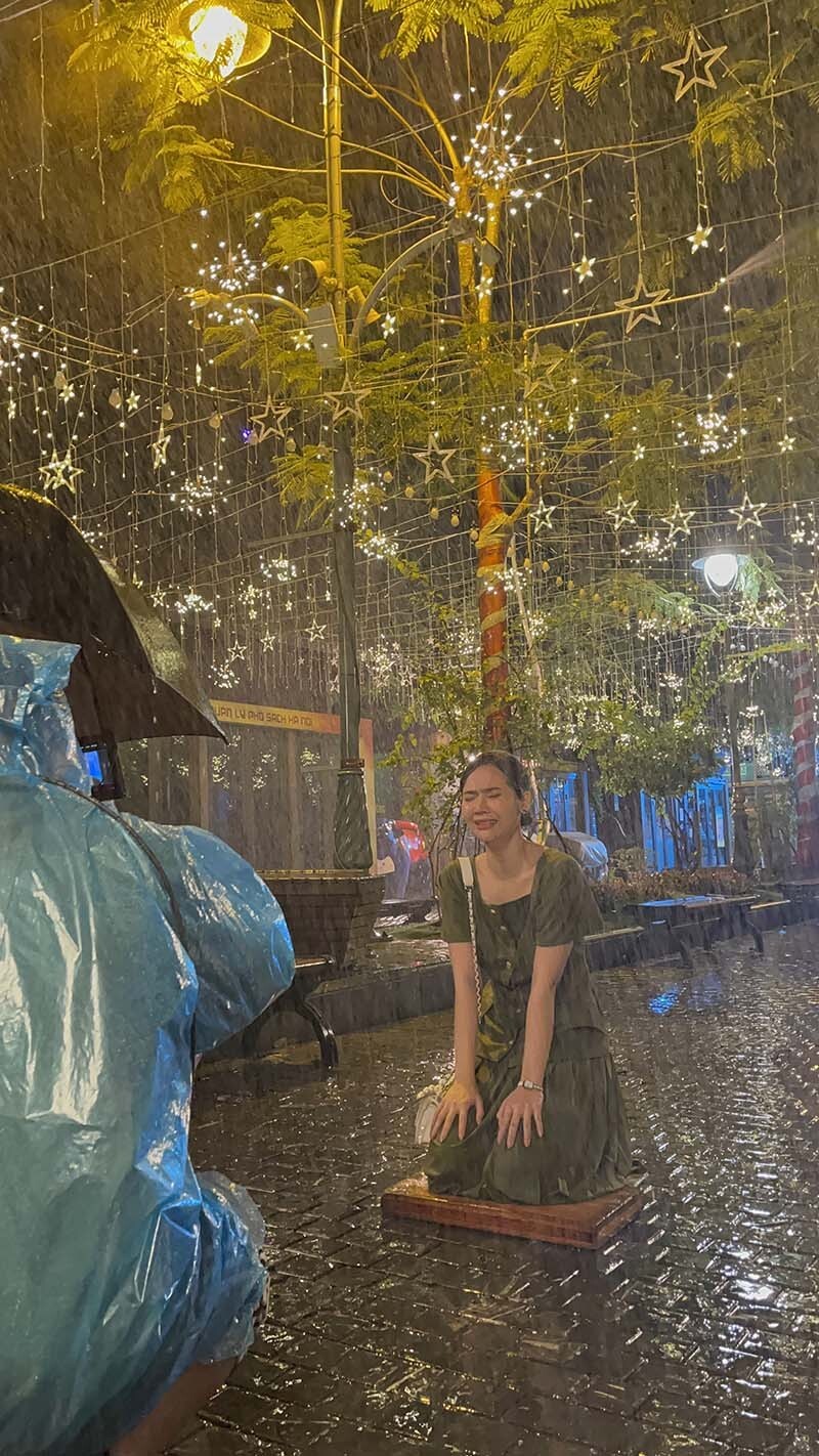 Nữ chính Thương ngày nắng về quay cảnh dầm mưa dài 4 tiếng