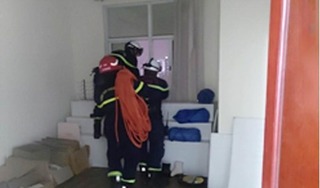 Cảnh sát Hà Nội đu dây từ tầng 20 ngăn nam sinh lớp 9 định nhảy lầu