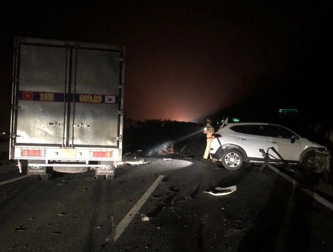 Ô tô con va chạm xe tải trên cao tốc, 3 người thương vong