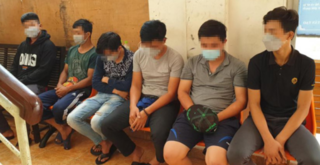 Nhóm thanh niên tự xưng cảnh sát kiểm tra hành chính người dân