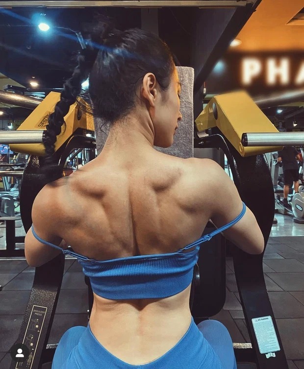 Dân mạng sốc trước hình ảnh vạm vỡ của Angela Phương Trinh nhờ tập gym