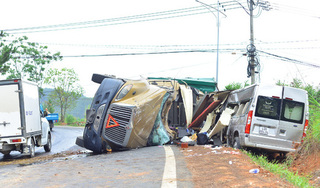 Xe đầu kéo va chạm xe khách trên đèo ở Đà Lạt, 7 người bị thương