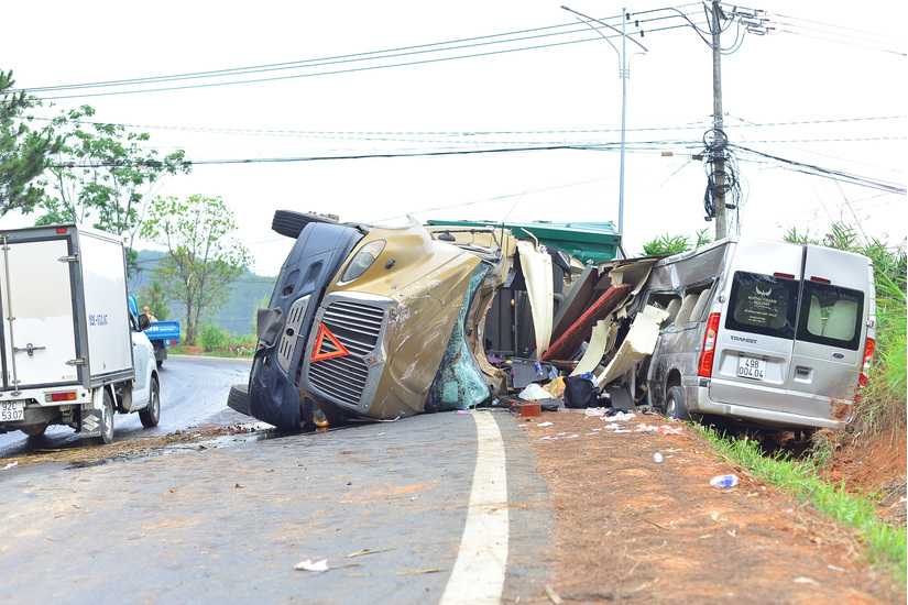 Xe đầu kéo va chạm xe khách trên đèo ở Đà Lạt, 7 người bị thương