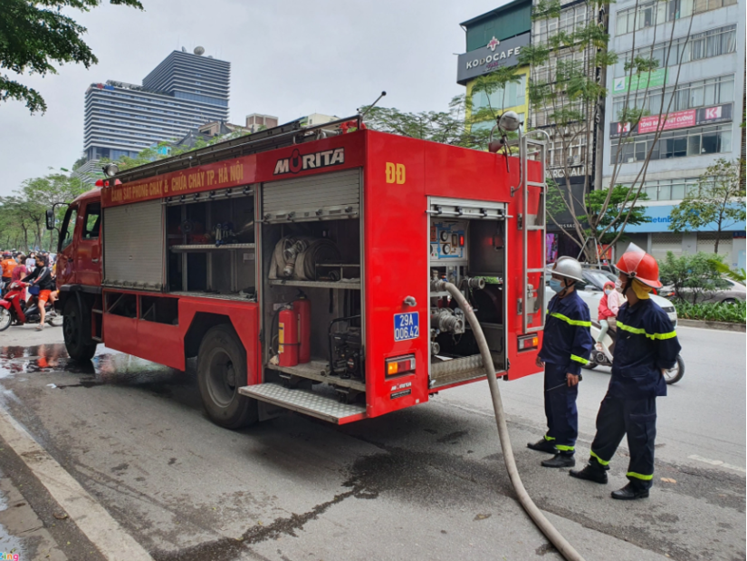 Ngôi nhà 8 tầng ở Hà Nội cháy ngùn ngụt, nhiều người hoảng sợ tháo chạy