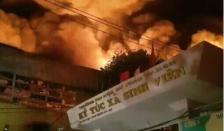 Cháy lớn cạnh KTX Đại học Sư phạm TP.HCM, sinh viên tháo chạy giữa đêm