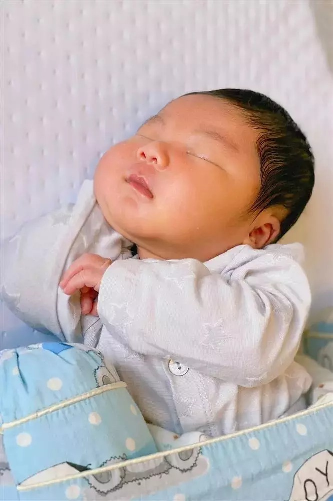 Hòa Minzy lần đầu công khai ảnh sinh bé Bo sau hơn 2 năm giấu kín