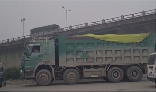 Hà Nội: Đê Nguyễn Khoái “oằn mình” cõng xe tải cát