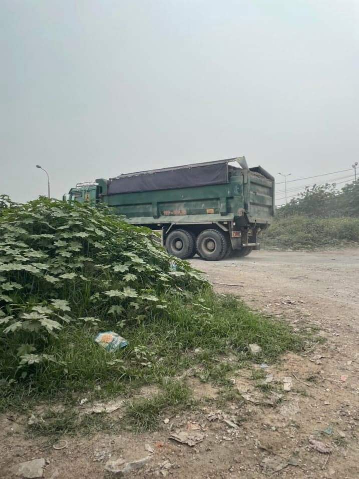 Hà Nội: Đê Nguyễn Khoái oằn mình đỡ xe tải cát