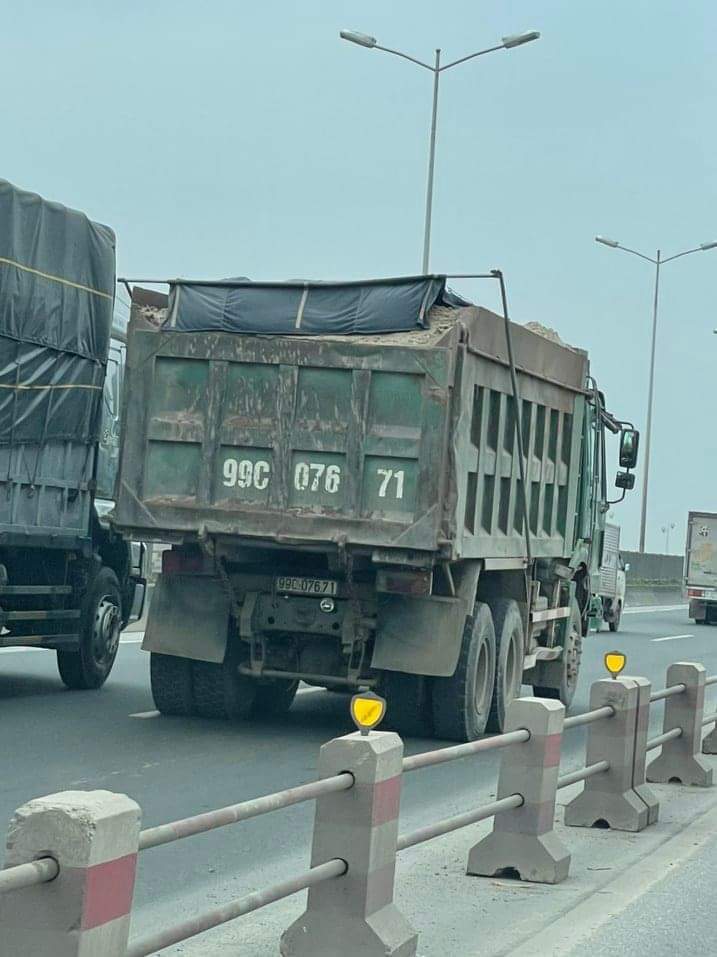 Hà Nội: Đê Nguyễn Khoái oằn mình đỡ xe tải cát