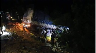 Xe tải mất lái lao vào nhà dân trong đêm, 3 người tử vong