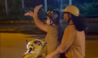 Xử phạt cô gái trẻ buông 2 tay 'múa quạt' khi lái xe máy