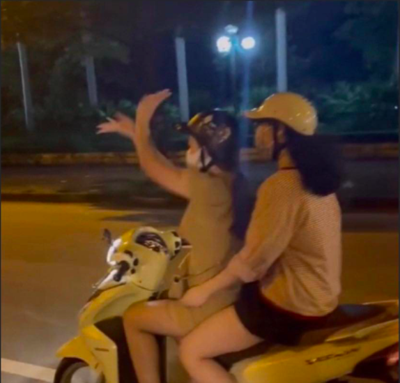 Xử phạt cô gái trẻ buông 2 tay rồi múa quạt khi lái xe máy