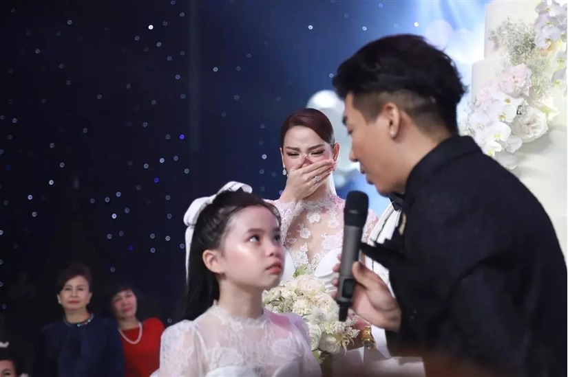 Phương Trinh Jolie công khai con gái riêng trong đám cưới với Lý Bình