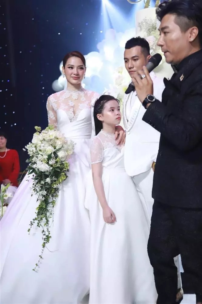 Phương Trinh Jolie công khai con gái riêng trong đám cưới với Lý Bình