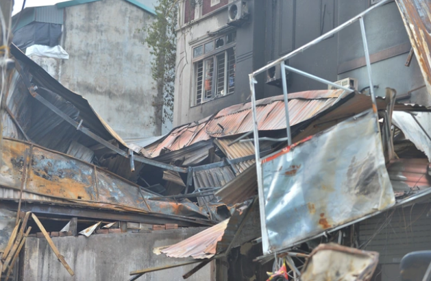Cháy lớn trên phố Hà Nội rạng sáng, nhiều cửa hàng bị thiêu rụi