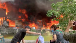 Cháy lớn thiêu rụi 4 cơ sở sản xuất chăn, ga, gối đệm ở Hà Nội