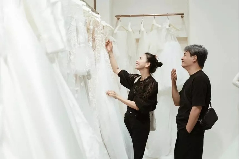 Ngô Thanh Vân đi thử váy cưới, một thiết kế na ná Son Ye Jin