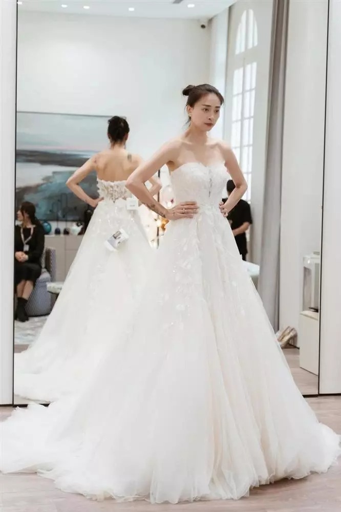 Tiệc tối đám cưới Son Ye Jin  Hyun Bin Cô dâu thay váy cưới thứ 5