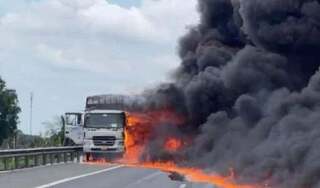 Ô tô chở nhớt cháy dữ dội trên cao tốc TP.HCM – Trung Lương