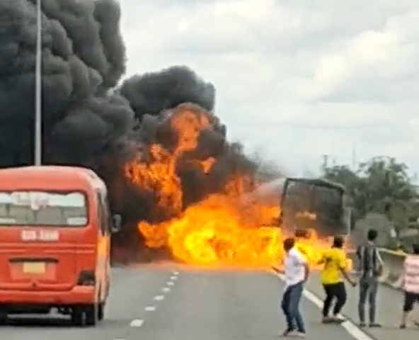 Vụ cháy xe chở dầu nhớt trên cao tốc Trung Lương gây thiệt hại bao nhiêu