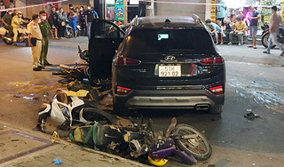 Ô tô 'điên' tông hàng chục xe máy, nhiều người bị thương