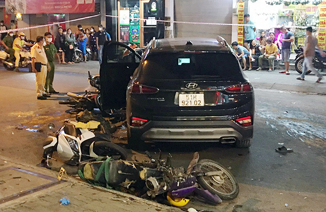 Ô tô điên tông hàng chục xe máy, nhiều người bị thương