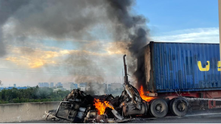 Xe container cháy rụi trên cao tốc TP.HCM - Long Thành - Dầu Giây
