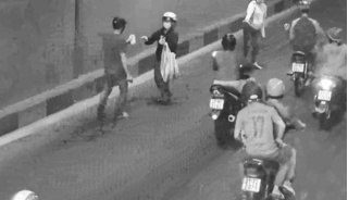 Tiền rơi tứ tung ở hầm chui Đà Nẵng, nhiều người nhặt giúp thanh niên