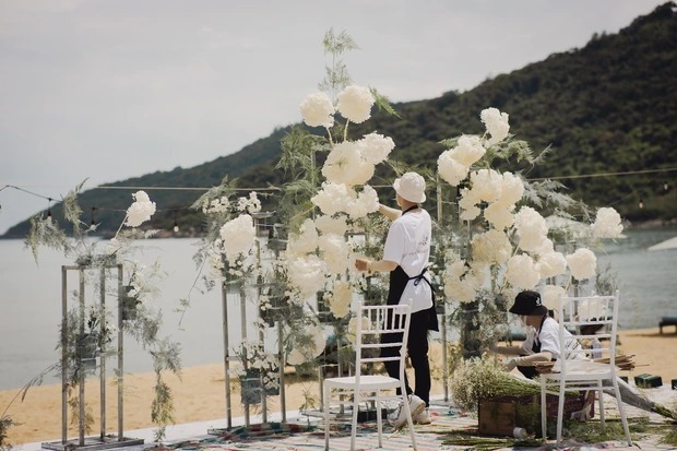 Không gian lễ đường view biển ngập hoa tươi lãng mạn của Ngô Thanh Vân