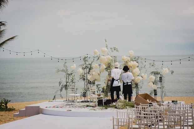 Không gian lễ đường view biển ngập hoa tươi lãng mạn của Ngô Thanh Vân