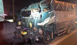 3 người mắc kẹt trong cabin xe tải sau tai nạn, một người tử vong