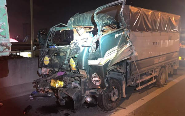 3 người mắc kẹt trong cabin xe tải sau va chạm, một người tử vong