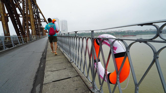 Chuyện chưa biết về những người đặc biệt phía sau hàng loạt phao cứu sinh gắn trên cầu ở Hà Nội