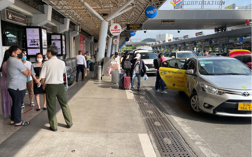 Bộ GTVT yêu cầu xử lý nghiêm việc chèo kéo, tăng giá khách đi xe tại sân bay Tân Sơn Nhất