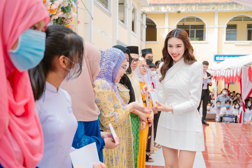 Hoa hậu Nguyễn Thúc Thùy Tiên vừa nhận học bổng khủng, tiếp tục ghi điểm nhờ hành động đẹp