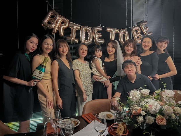 Minh Hằng được nhóm bạn thân tổ chức tiệc độc thân trước ngày cưới