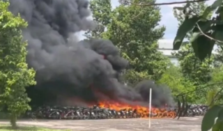 Hàng trăm chiếc xe máy vi phạm đang chờ xử lý bị cháy rụi