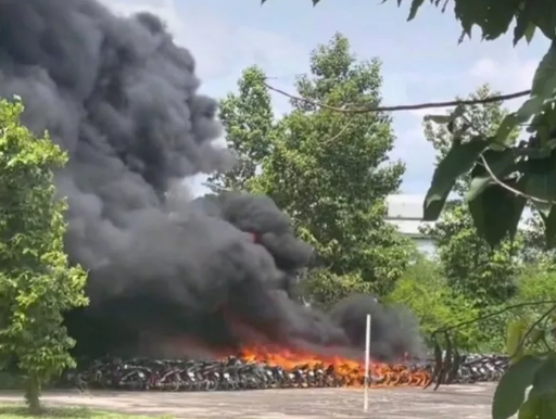 Cháy lớn thiêu rụi hàng trăm chiếc xe máy vi phạm đang chờ xử lý tại Bình Dương 