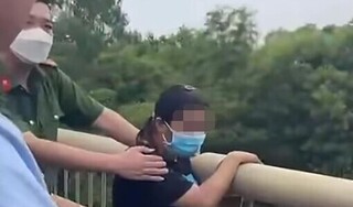 Người phụ nữ dắt con trai 9 tuổi đứng ở thành cầu, định tự tử