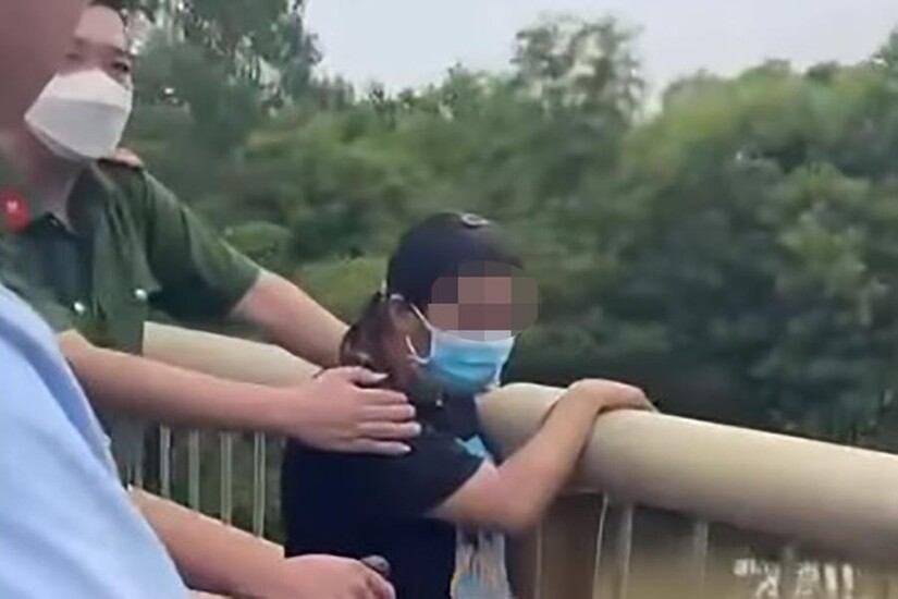 Người phụ nữ dắt con trai 9 tuổi đứng ở thành cầu, có ý định tự tử