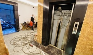 Rơi thang máy nhà 7 tầng ở Hà Nội, 2 người tử vong 