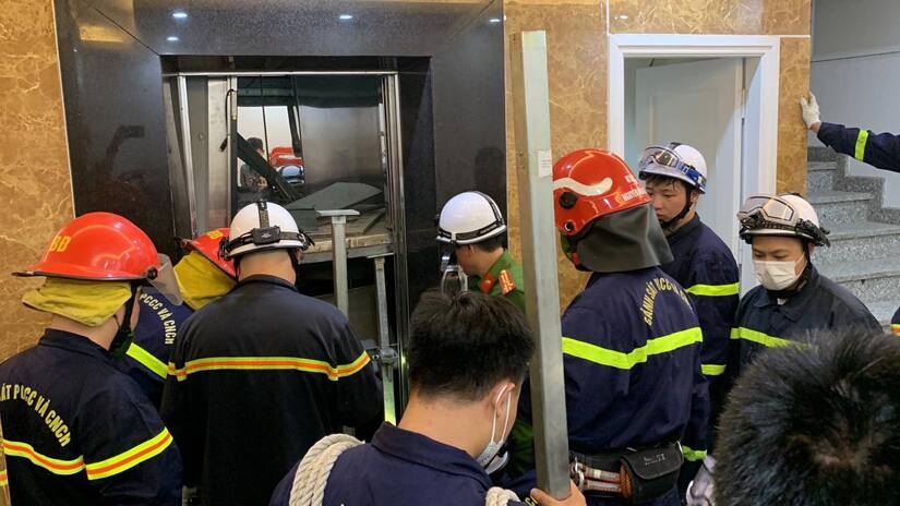 Rơi thang máy nhà 7 tầng ở Hà Nội, 2 người tử vong tại chỗ