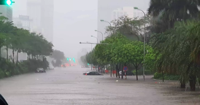 Lý giải nguyên nhân gây mưa lớn, nhiều nơi tại Hà Nội ngập lụt nặng