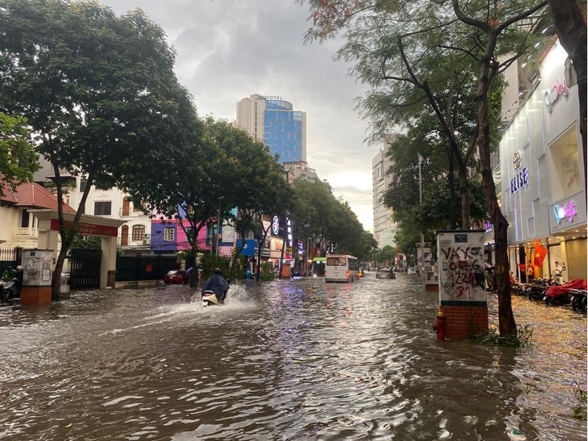 Lý giải nguyên nhân gây mưa lớn, nhiều nơi tại Hà Nội ngập lụt nặng