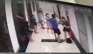 Một phụ nữ bị người đàn ông đánh túi bụi trong thang máy
