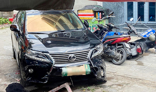 Ô tô Lexus tông hàng loạt xe máy dựng trong hẻm ở TP HCM