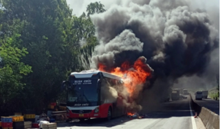 Xe khách chở 19 người cháy ngùn ngụt trên Quốc lộ 1